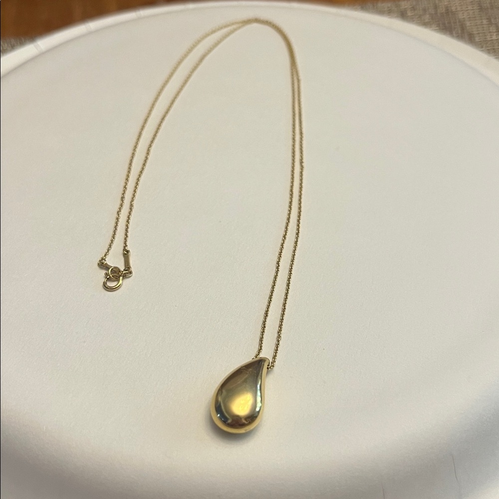 Gold Teardrop Pendant Necklace